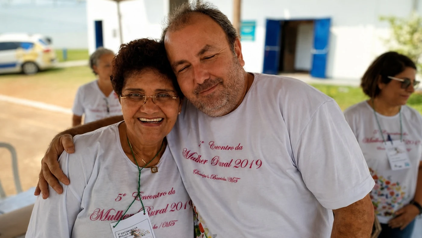 Alcino Barcelos ao lado de uma mulher, ambos sorrindo